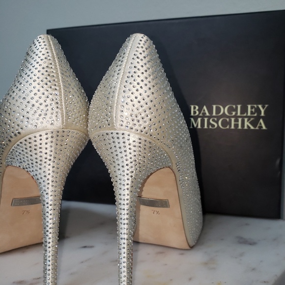 Badgley Mischka Ivory Satin Crystal Heels Size 7.5 (Beautiful for Wedding!) - Picture 2 of 2
